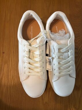 NWT women’s Banana Republic White Low-Top Leather Sneakers